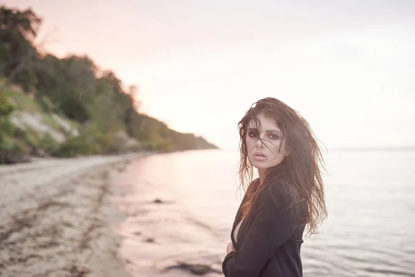 Bela Jovem Atlética Menina Praia Vestida Com Terno Preto Pôr — Fotografia de Stock