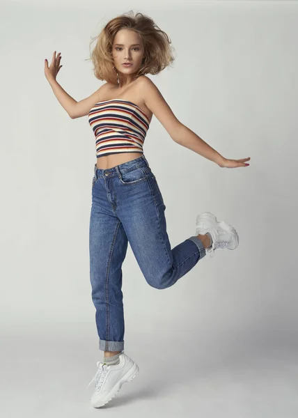 Młoda Wysportowana Dziewczyna Dżinsach Krótkiej Koszulce Piękna Zdrowa Skóra Naturalne — Zdjęcie stockowe