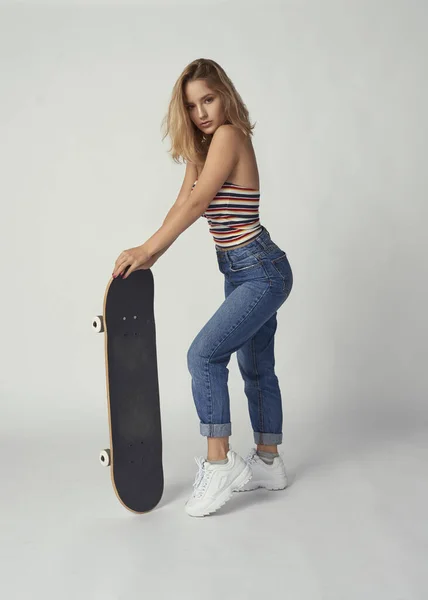 Ein Junges Und Athletisches Mädchen Mit Skateboard Jeans Und Kurzem — Stockfoto