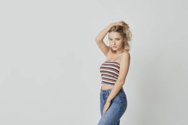 Gözlüklü genç kız, güzel ve sağlıklı ten, doğal sarı saç, boş arka plan, hassas makyaj