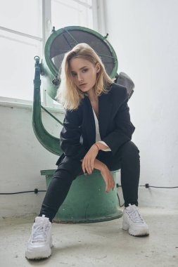 Ceketli kız, eski endüstriyel bina, yüksek moda, sarı saç, var olan açık renk.