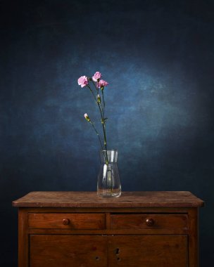 Arka plan boyalı bir çiçek, eski çekmeceler, başlık için boş alan, nostaljik ruh hali.