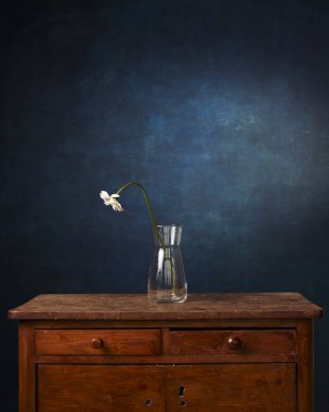 Arka plan boyalı bir çiçek, eski çekmeceler, başlık için boş alan, nostaljik ruh hali.