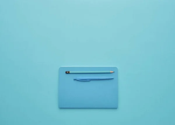 Notebook Blauwe Achtergrond Terug Naar School Student Accessoires Vrije Ruimte — Stockfoto