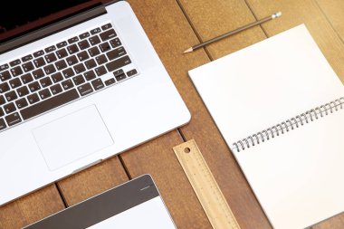 Ofis ve tasarım laptop defter kalem ve diğer sabit ahşap masa için çalışma alanı