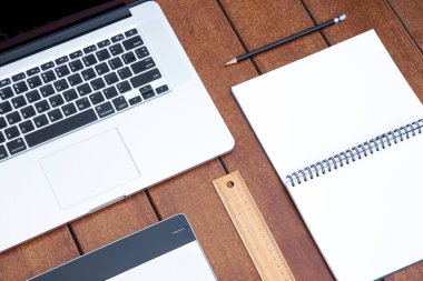 Ofis ve tasarım laptop defter kalem ve diğer sabit ahşap masa için çalışma alanı