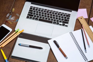 Ofis ve tasarım laptop smartphone kalem tablet ve diğer sabit ahşap masa için çalışma alanı