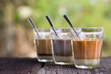 Sıcak bir içecek Tay süt çay, kahve, kakao imza yerel sokak Içecek ahşap tablo