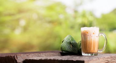 Tay buzlu çay süt imza yerel sokak içecek servis tatlı ahşap tablo