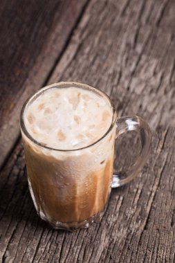 Tay buzlu çay imza yerel içecek ahşap arka plan üzerinde