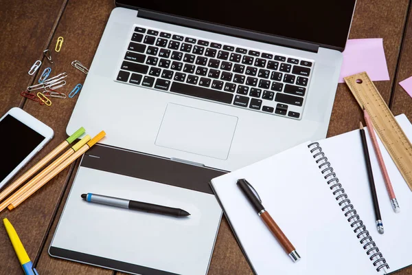 Ofis ve tasarım laptop smartphone kalem tablet ve diğer sabit ahşap masa için çalışma alanı