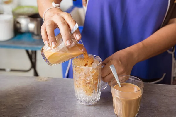 Hot Thai tea tej vegyes aláírás helyi italok sör — Stock Fotó