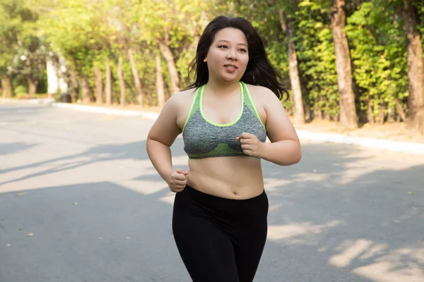 뚱뚱한 여자 운동 미소 얼굴 공원 무게 손실 개념에서 실행 — 스톡 사진