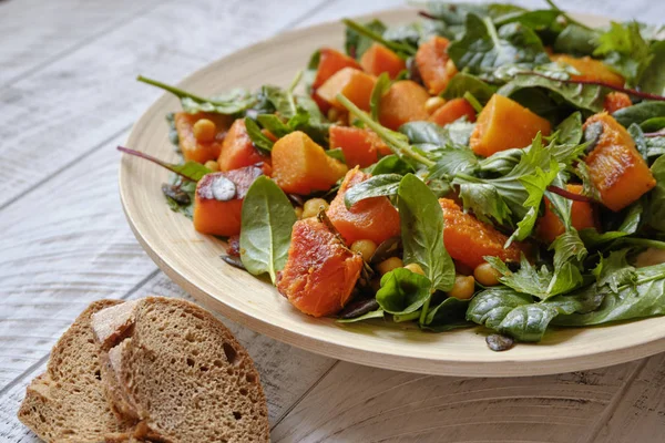 Ispanaklı ve sotelenmiş balkabaklı sağlıklı salata.
