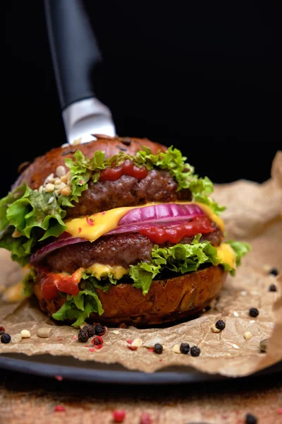 Lezzetli ızgara çift burgerli çizburger, biber ve salata.