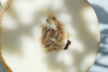 Mavi arka planda dilimlenmiş kavun