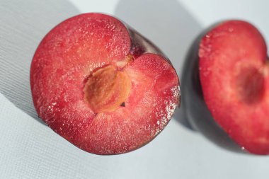 Hafif arkaplanda dilimlenmiş erik