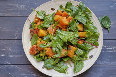 Ispanaklı ve sotelenmiş balkabaklı sağlıklı salata.