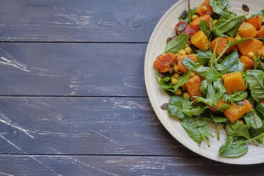 Ispanaklı ve sotelenmiş balkabaklı sağlıklı salata.