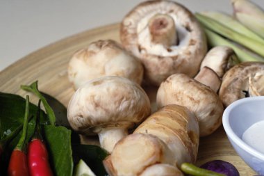 Tay yemeği Tom yum çorbası için hazmedicidir