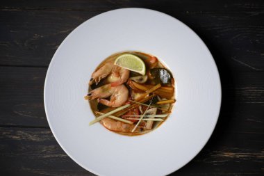 Tay yemeği Tom yum çorbası için hazmedicidir