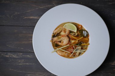 Tay yemeği Tom yum çorbası için hazmedicidir