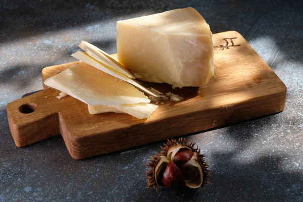 Parmegiano reggiano parçaları ya da parmesan peyniri.