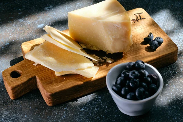 Parmegiano reggiano parçaları ya da parmesan peyniri.