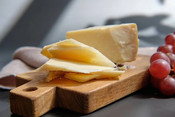 Parmegiano reggiano parçaları ya da parmesan peyniri.