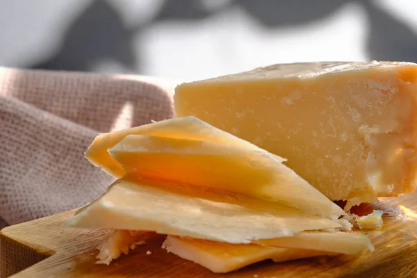 Parmegiano reggiano parçaları ya da parmesan peyniri.