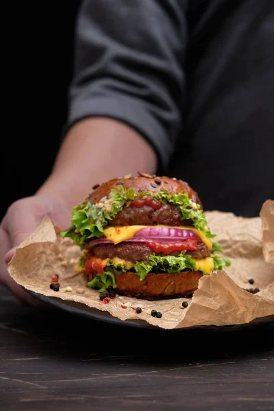 Lezzetli ızgara çift burgerli çizburger, biber ve salata.