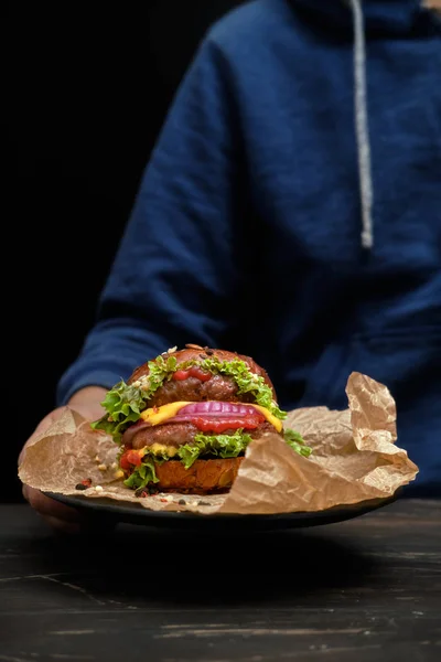 Lezzetli ızgara çift burgerli çizburger, biber ve salata.