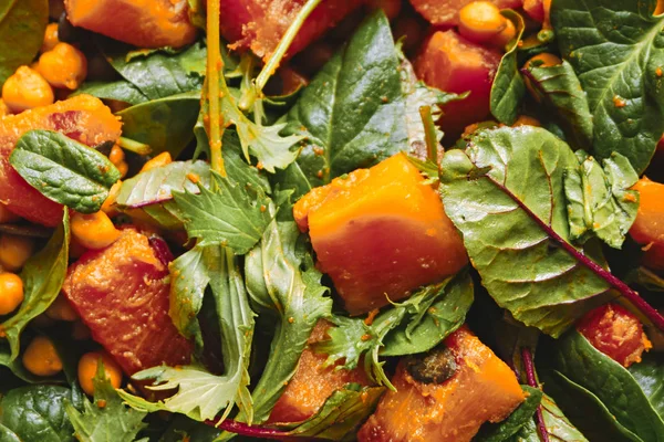Ispanaklı ve sotelenmiş balkabaklı sağlıklı salata.