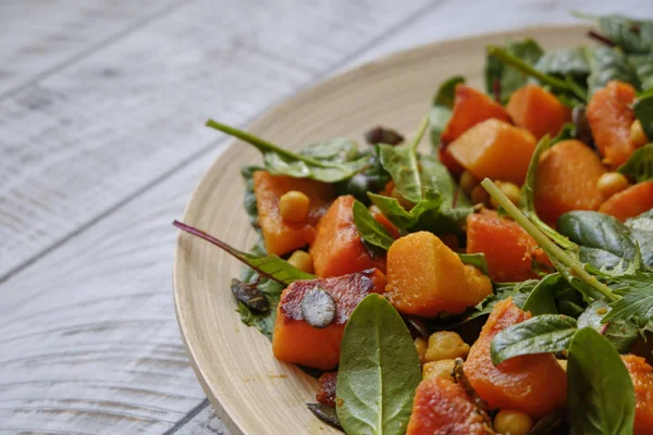 Ispanaklı ve sotelenmiş balkabaklı sağlıklı salata.