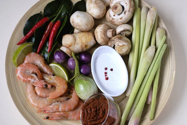 Tay yemeği Tom yum çorbası için hazmedicidir