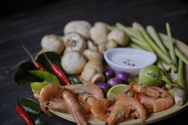 Tay yemeği Tom yum çorbası için hazmedicidir