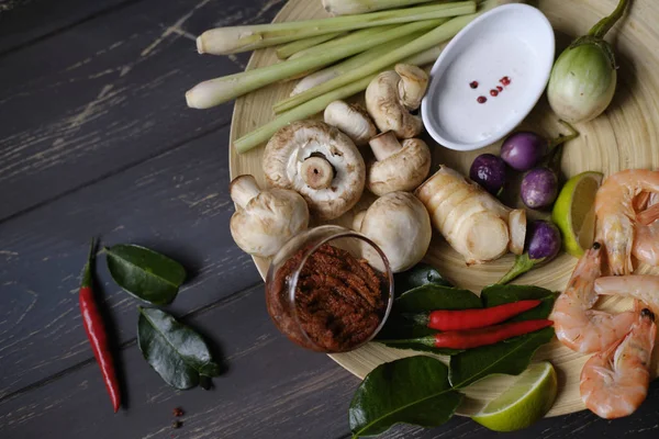 Tay yemeği Tom yum çorbası için hazmedicidir