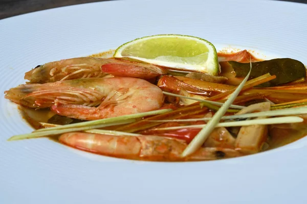 Tay yemeği Tom yum çorbası için hazmedicidir