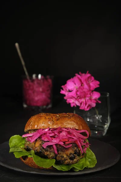 Sebzeli vejetaryen portaello, bezelyeli nohut burger.