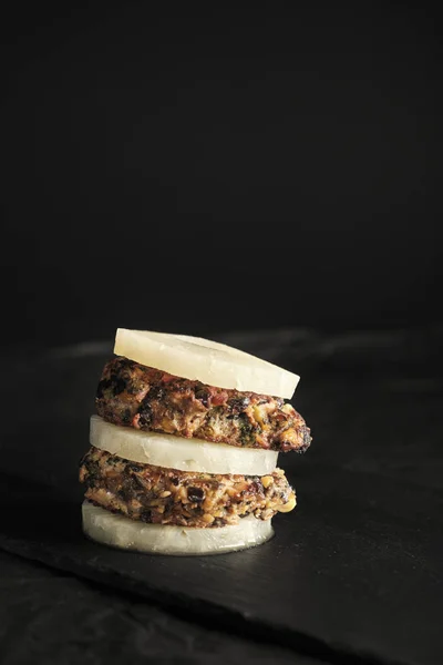 Sebzeli vejetaryen portaello, bezelyeli nohut burger.