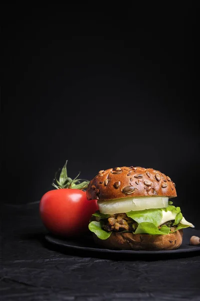 Sebzeli vejetaryen portaello, bezelyeli nohut burger.