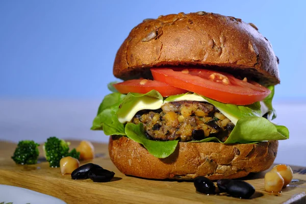 Sebzeli vejetaryen portaello, bezelyeli nohut burger.