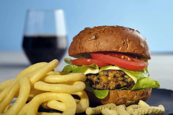 Sebzeli vejetaryen portaello, bezelyeli nohut burger.