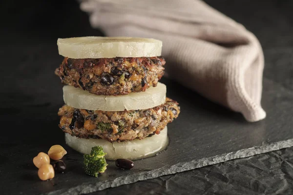 Sebzeli vejetaryen portaello, bezelyeli nohut burger.