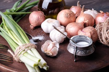 Tahta tabakta taze soğan ve sarımsak.