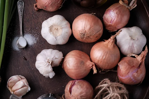 Fresh onion and garlic on wood plate — Stock Photo, Image