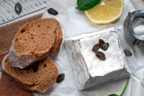 Fesleğen ve kahverengi ekmekli yumuşak keçi peyniri.