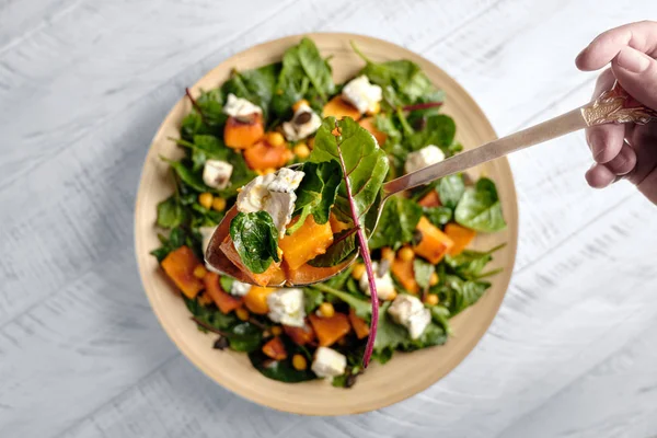 Balkabağı ve ıspanaklı vejetaryen salatası.