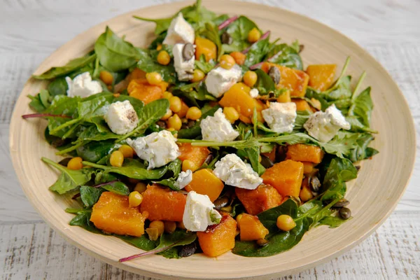 Balkabağı ve ıspanaklı vejetaryen salatası.