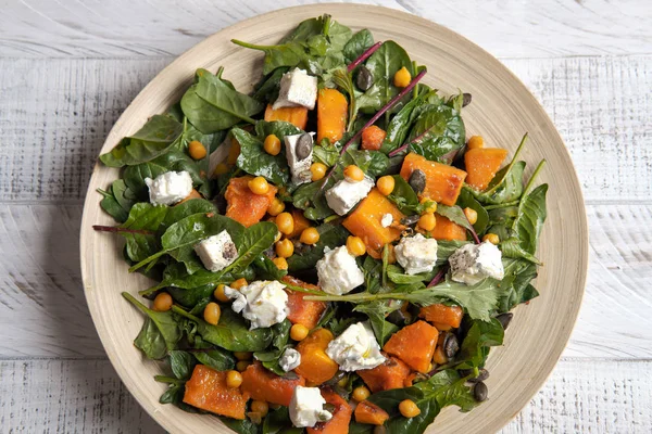 Balkabağı ve ıspanaklı vejetaryen salatası.